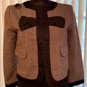 Gray Tweed w/ Black Bow Design.  Medium.  Blend.
